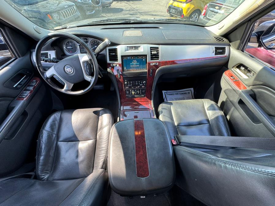 2011 Cadillac Escalade Luxury photo
