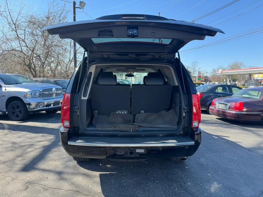 2011 Cadillac Escalade Luxury photo