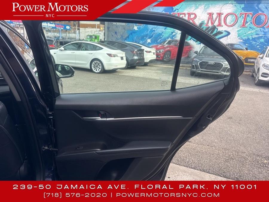 2022 Toyota Camry SE photo
