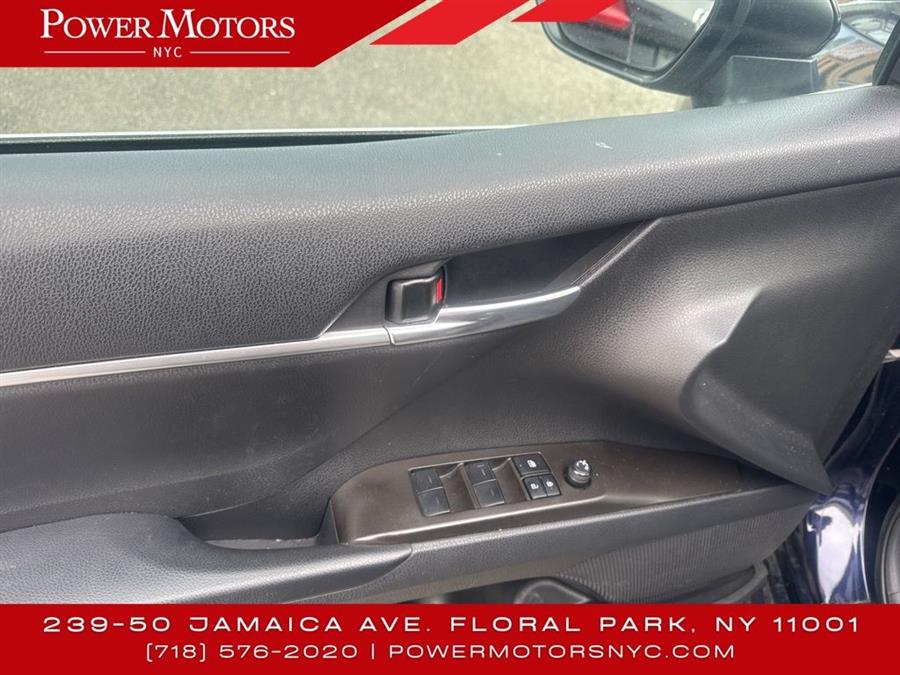 2022 Toyota Camry SE photo