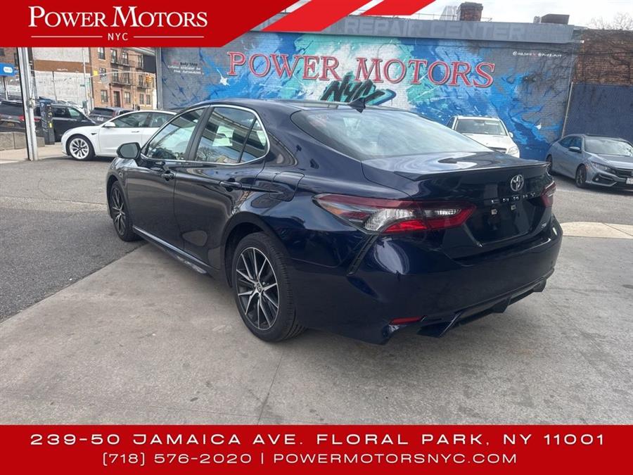 2022 Toyota Camry SE photo