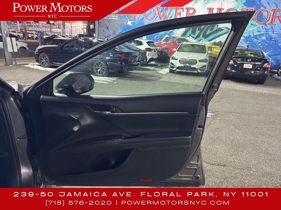 2021 Toyota Camry SE photo