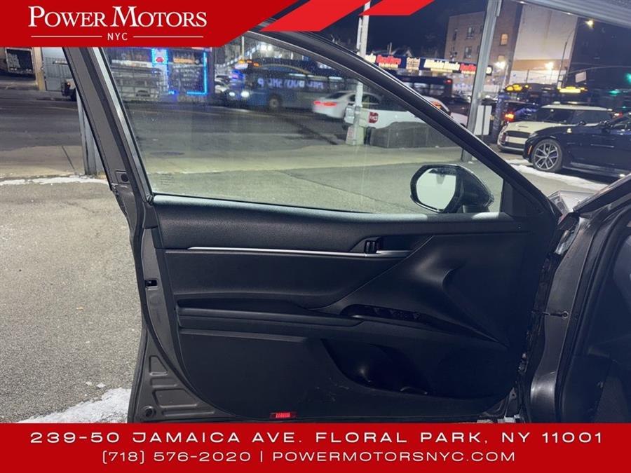 2021 Toyota Camry SE photo