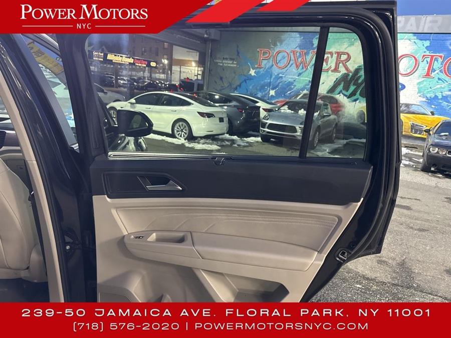 2022 Volkswagen Atlas 3.6L V6 SE w/Technology photo