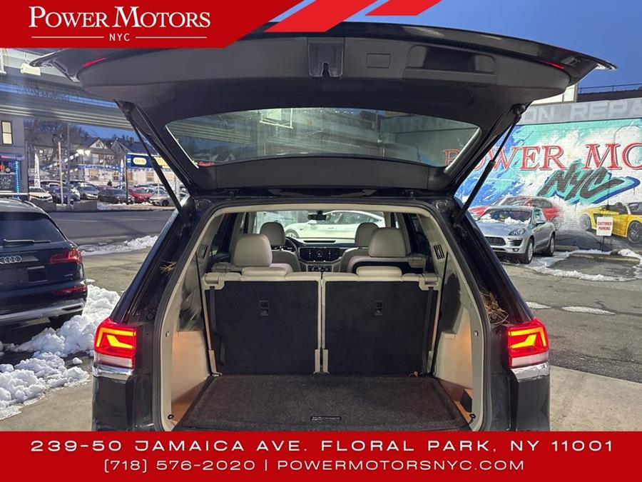 2022 Volkswagen Atlas 3.6L V6 SE w/Technology photo