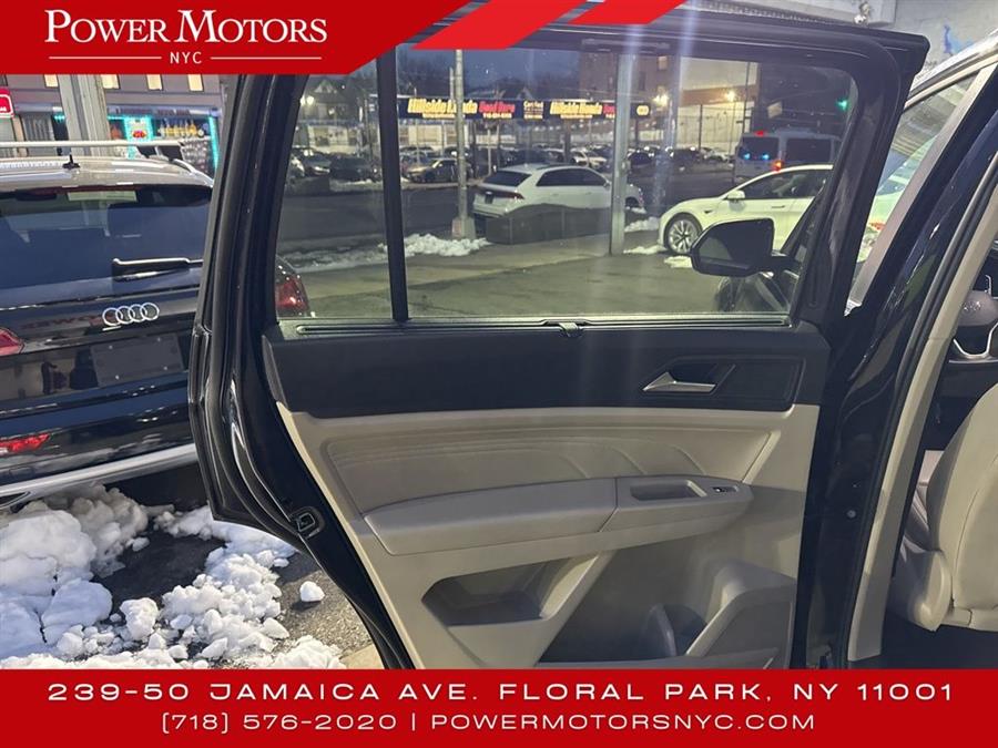 2022 Volkswagen Atlas 3.6L V6 SE w/Technology photo