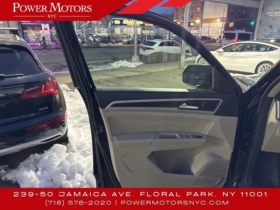 2022 Volkswagen Atlas 3.6L V6 SE w/Technology photo