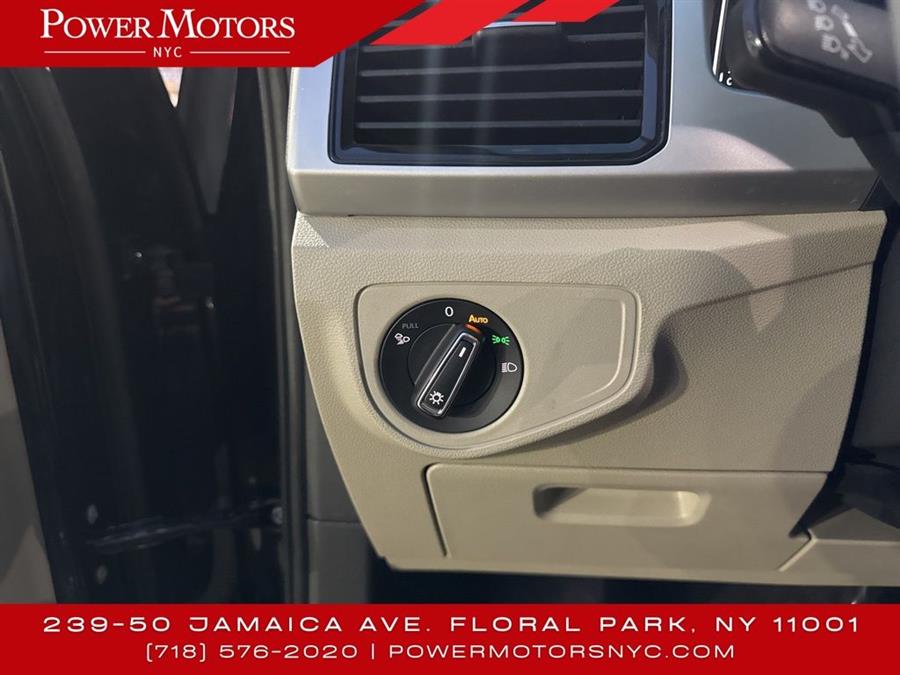 2022 Volkswagen Atlas 3.6L V6 SE w/Technology photo