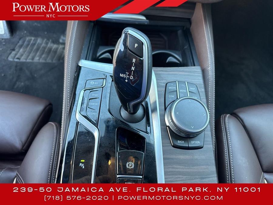 2022 BMW 5-Series M550i xDrive photo