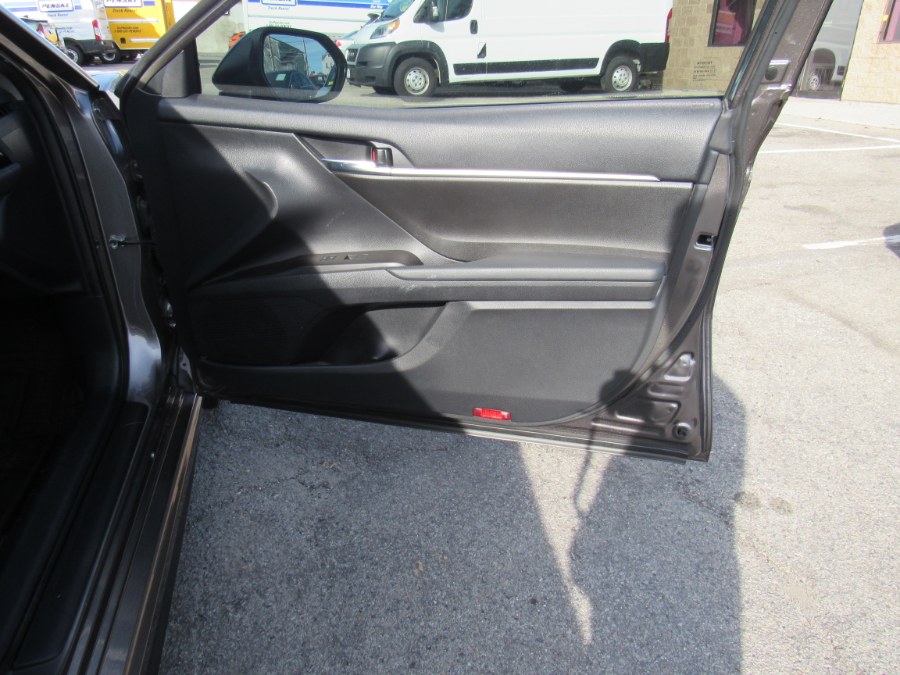 2022 Toyota Camry SE photo