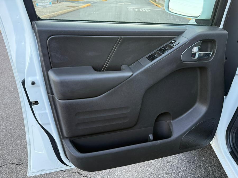 2015 Nissan Frontier 4WD Crew Cab PRO-4X photo