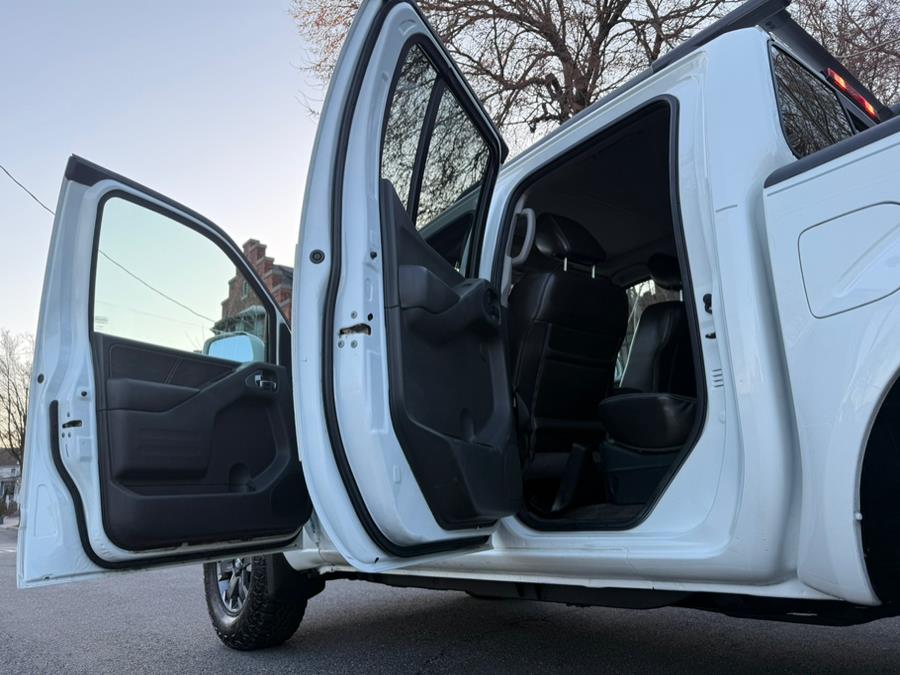 2015 Nissan Frontier 4WD Crew Cab PRO-4X photo