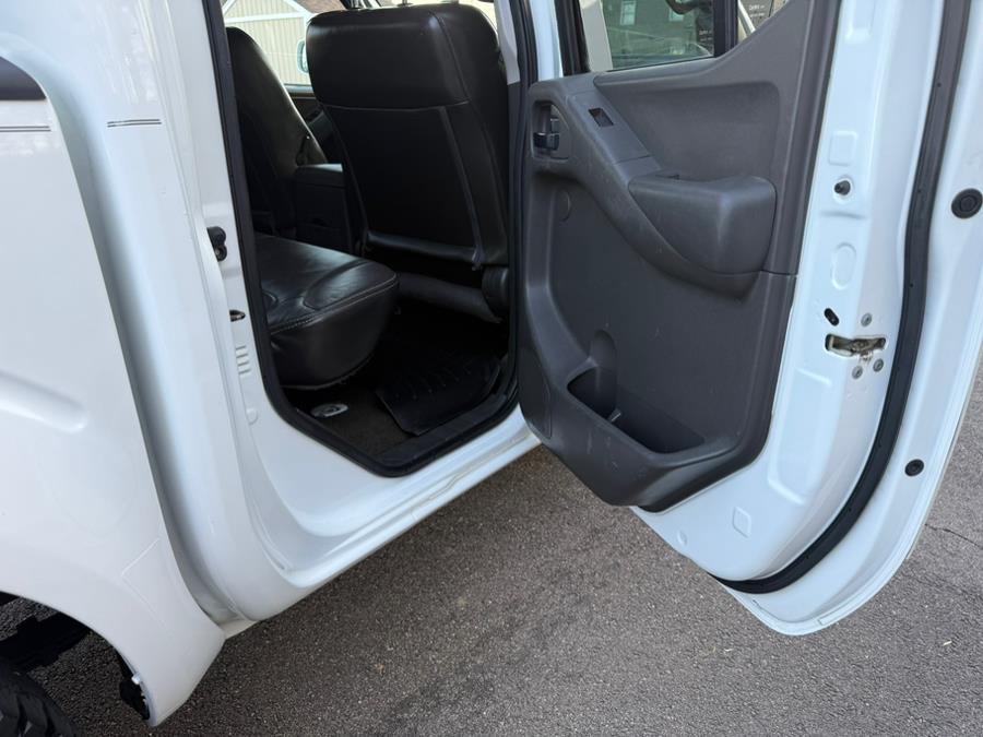 2015 Nissan Frontier 4WD Crew Cab PRO-4X photo