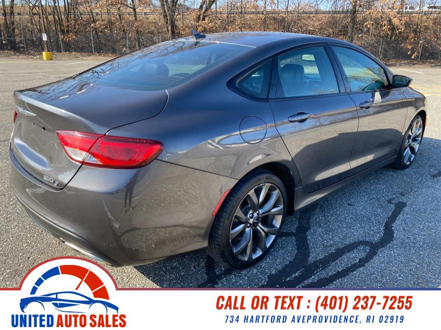 2015 Chrysler 200 S photo