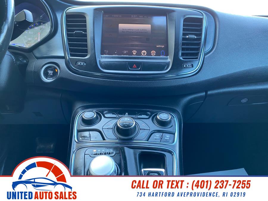2015 Chrysler 200 S photo