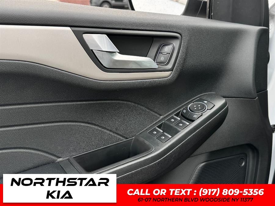 2022 Ford Escape Hybrid SEL Plug-In Hybrid photo