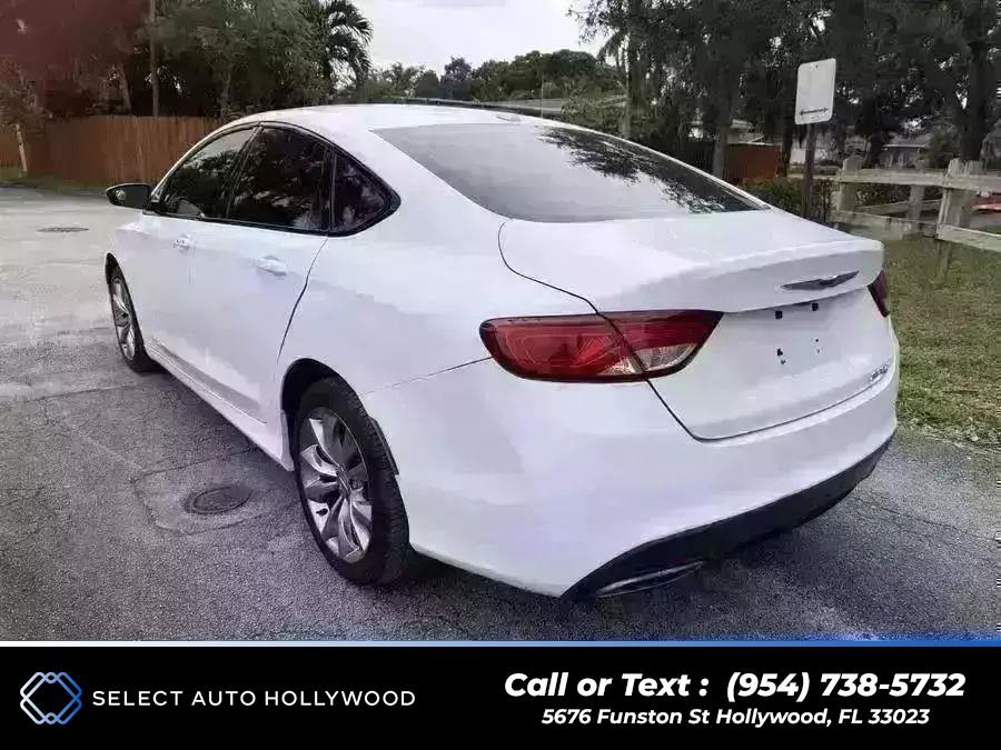 2016 Chrysler 200 200S Sedan 4D photo