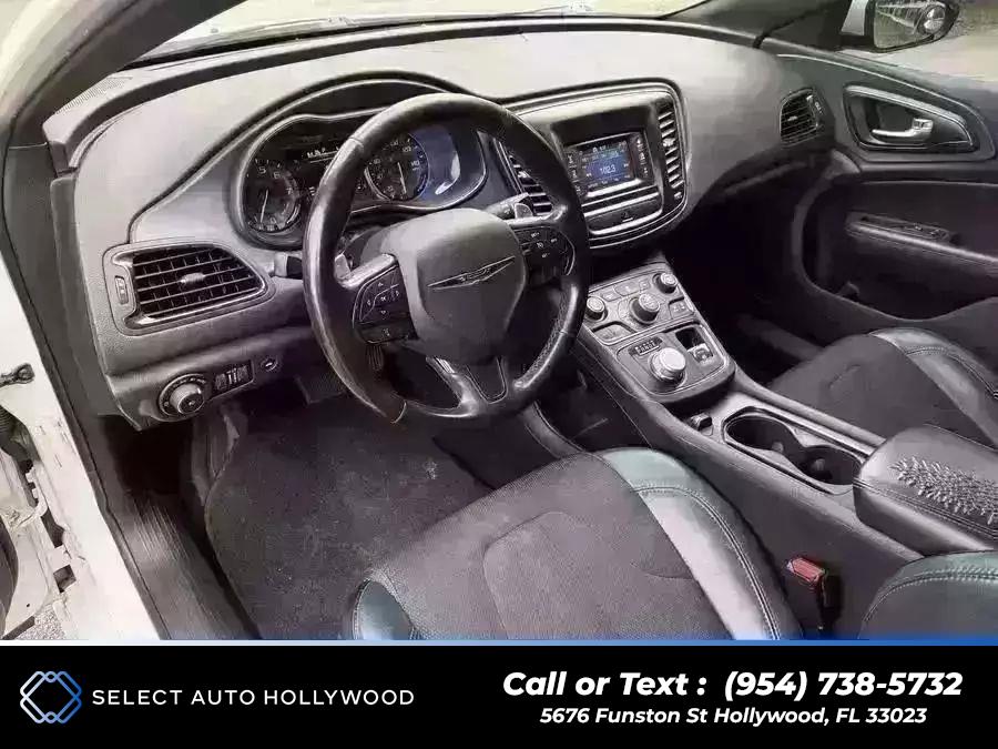 2016 Chrysler 200 200S Sedan 4D photo
