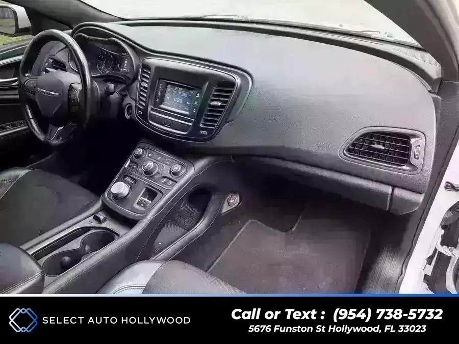 2016 Chrysler 200 200S Sedan 4D photo