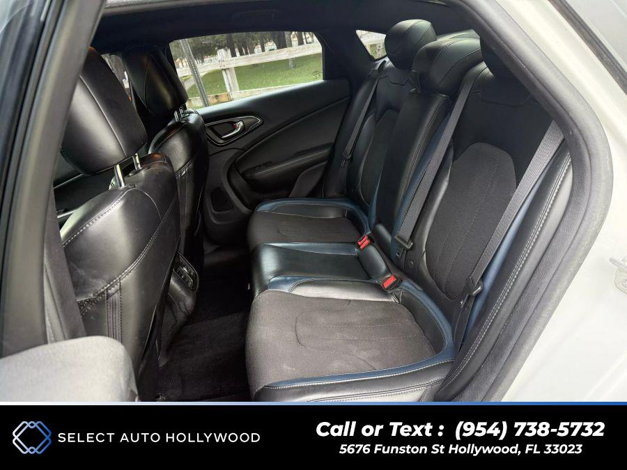 2016 Chrysler 200 200S Sedan 4D photo