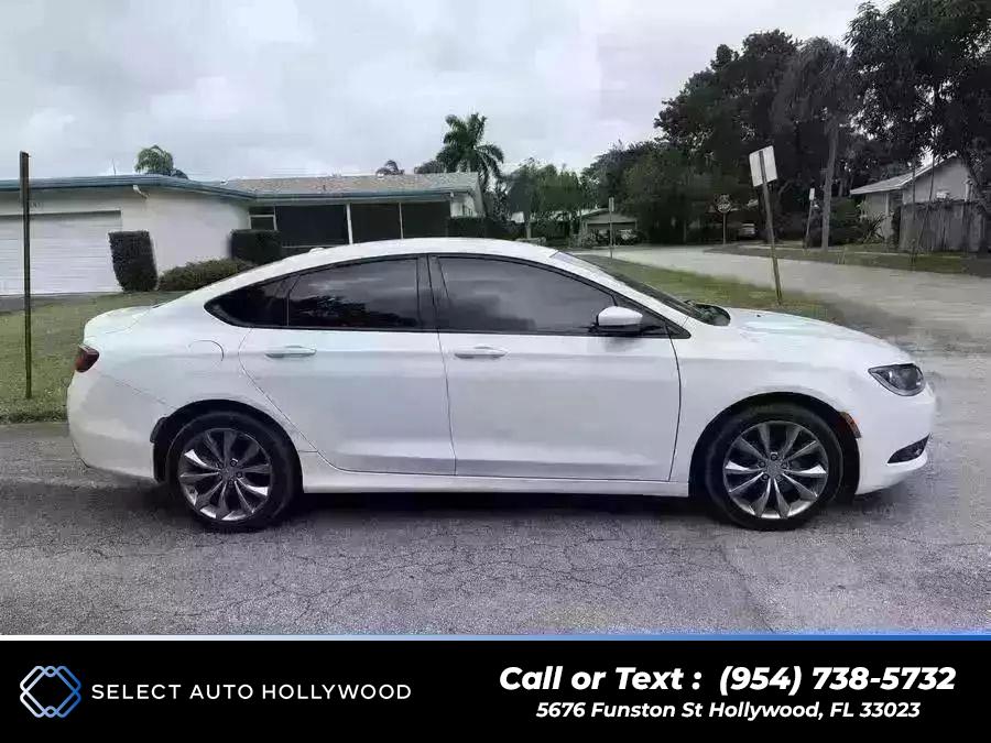 2016 Chrysler 200 200S Sedan 4D photo