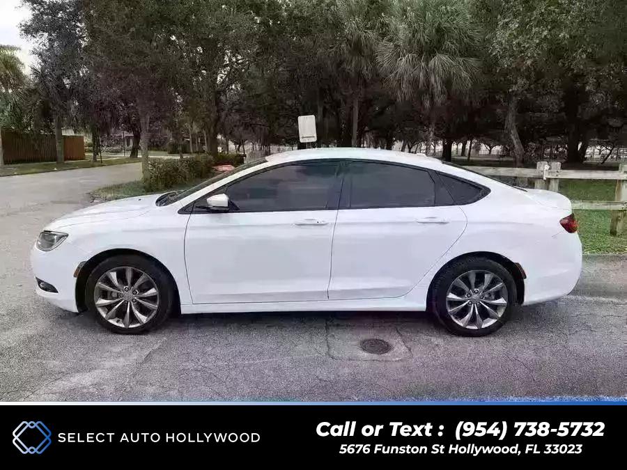 2016 Chrysler 200 200S Sedan 4D photo