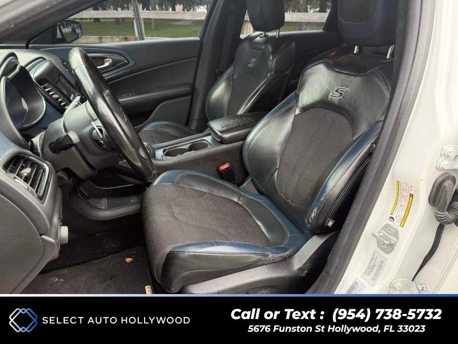 2016 Chrysler 200 200S Sedan 4D photo