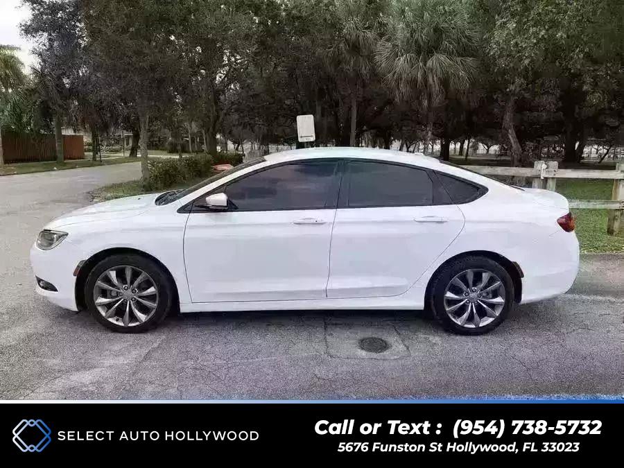 2016 Chrysler 200 200S Sedan 4D photo