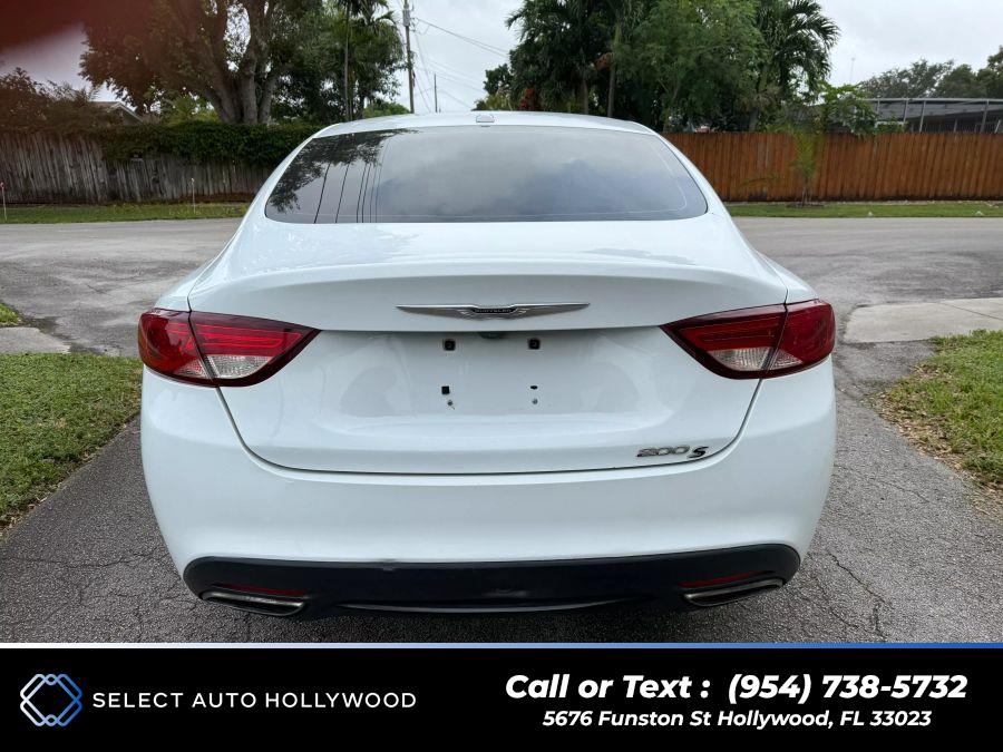 2016 Chrysler 200 200S Sedan 4D photo