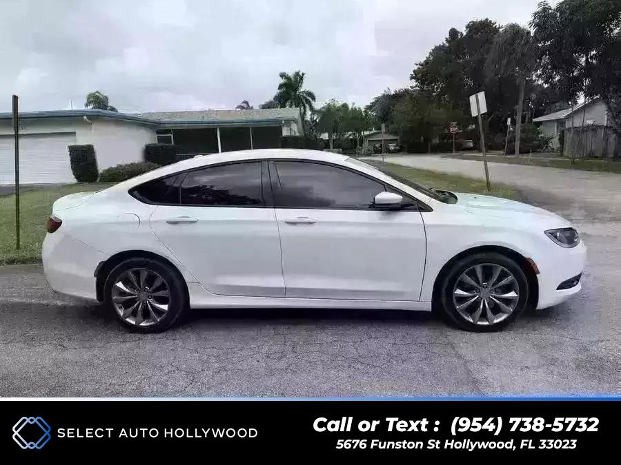 2016 Chrysler 200 200S Sedan 4D photo