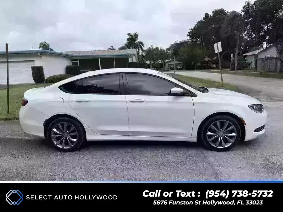 2016 Chrysler 200 200S Sedan 4D photo