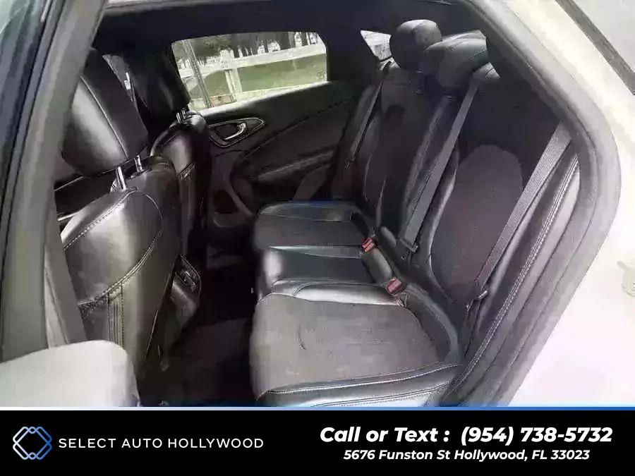 2016 Chrysler 200 200S Sedan 4D photo