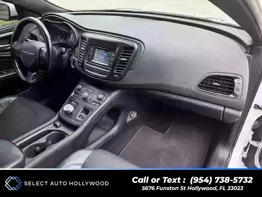 2016 Chrysler 200 200S Sedan 4D photo