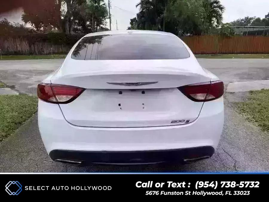 2016 Chrysler 200 200S Sedan 4D photo
