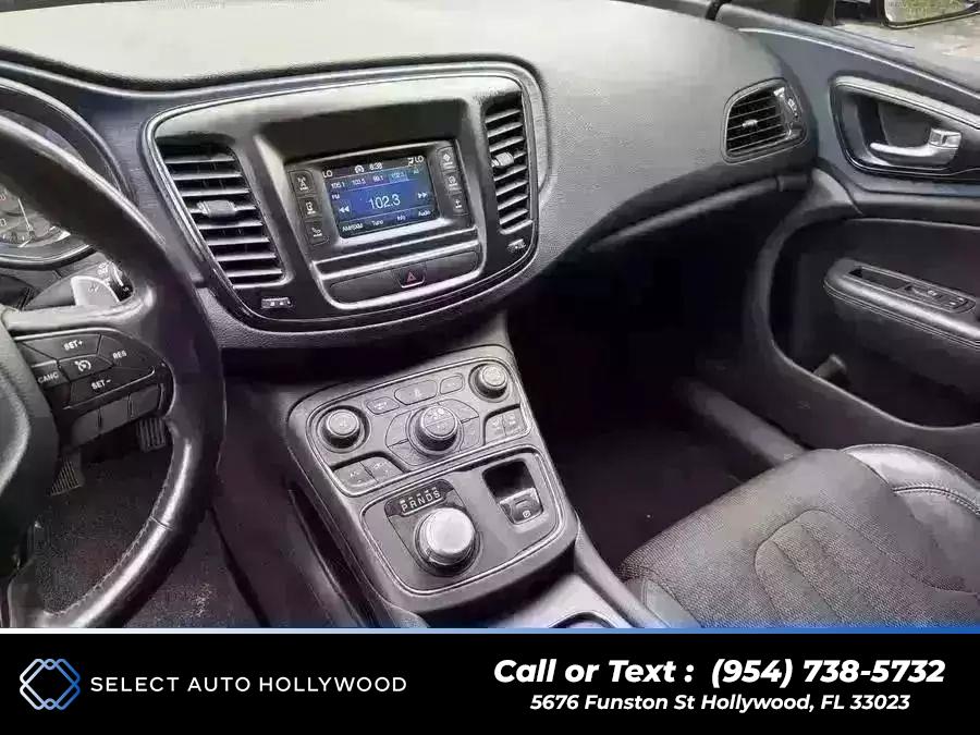 2016 Chrysler 200 200S Sedan 4D photo