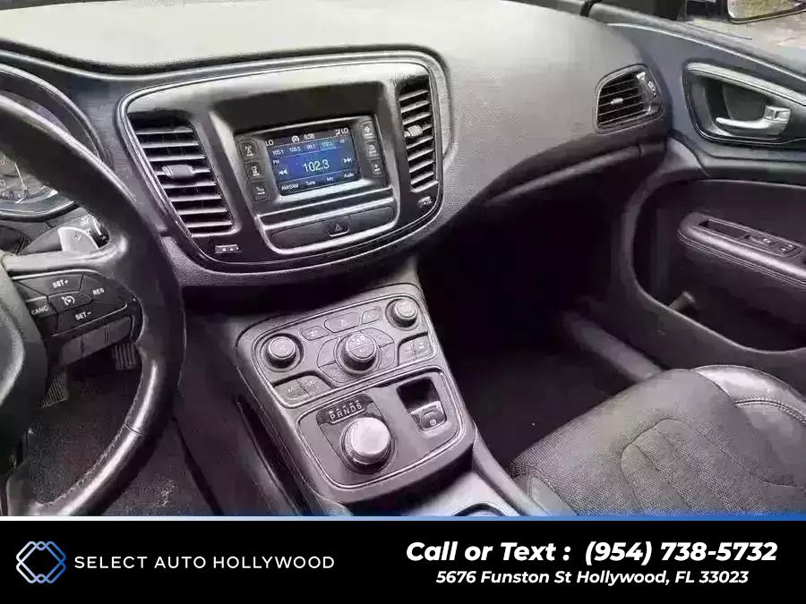 2016 Chrysler 200 200S Sedan 4D photo