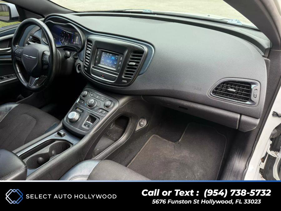 2016 Chrysler 200 200S Sedan 4D photo