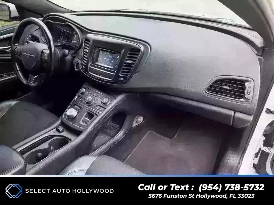 2016 Chrysler 200 200S Sedan 4D photo