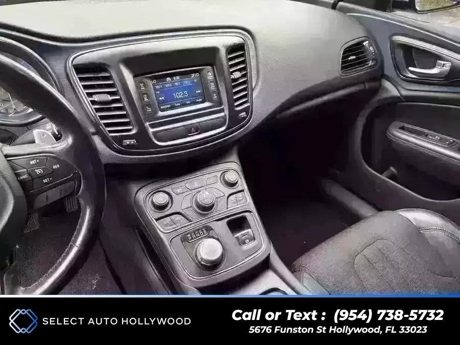2016 Chrysler 200 200S Sedan 4D photo