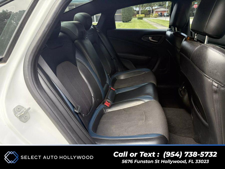 2016 Chrysler 200 200S Sedan 4D photo