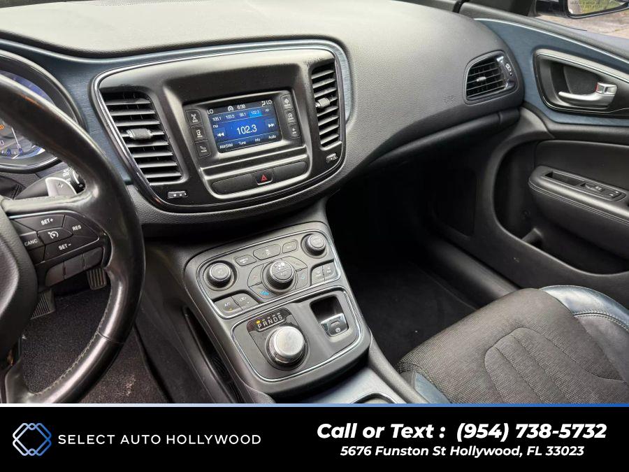 2016 Chrysler 200 200S Sedan 4D photo