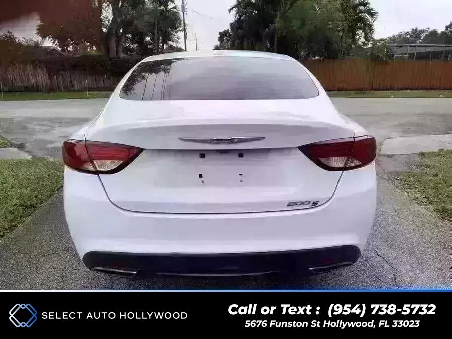 2016 Chrysler 200 200S Sedan 4D photo