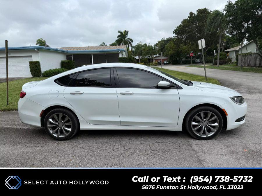 2016 Chrysler 200 200S Sedan 4D photo