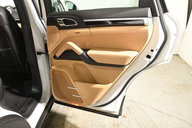 2016 Porsche Cayenne S photo