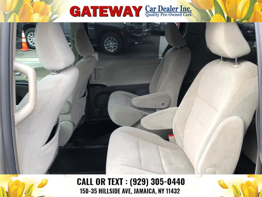 2016 Toyota Sienna 5dr 7-Pass Van LE AWD (Natl) photo