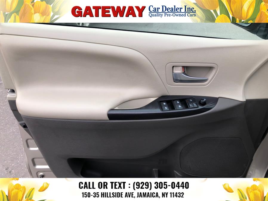 2016 Toyota Sienna 5dr 7-Pass Van LE AWD (Natl) photo