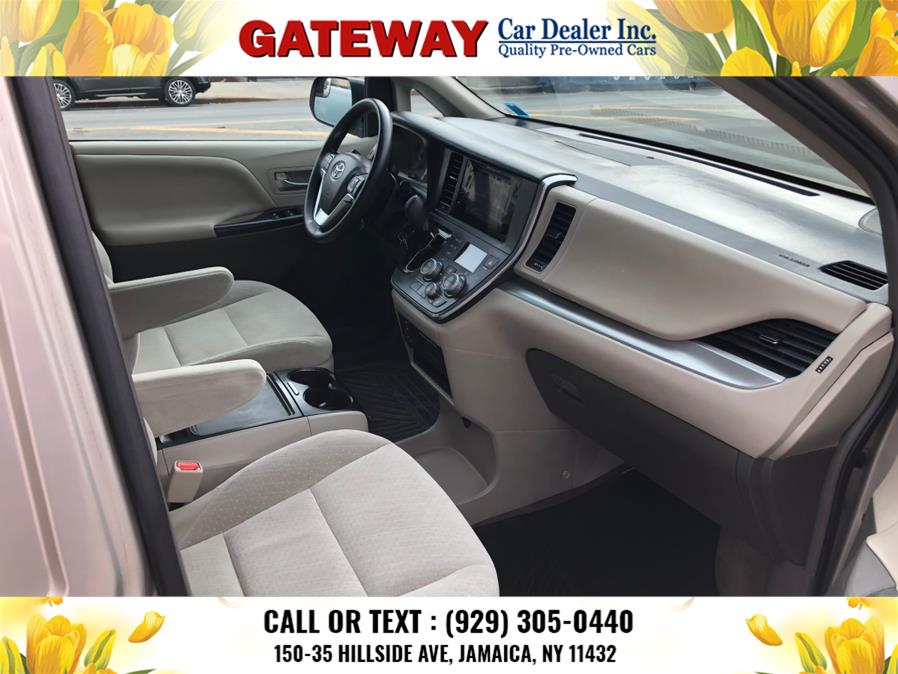 2016 Toyota Sienna 5dr 7-Pass Van LE AWD (Natl) photo