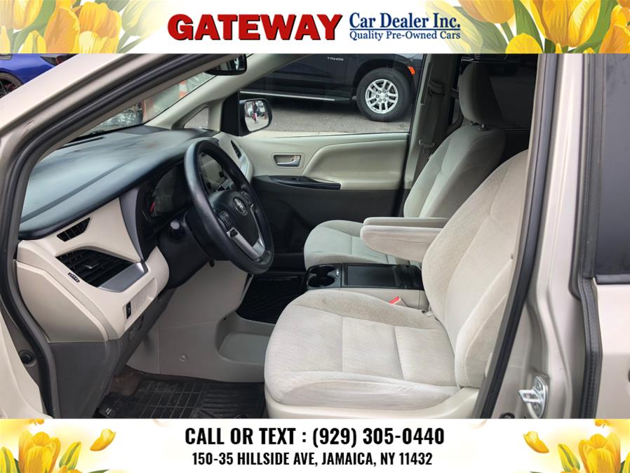 2016 Toyota Sienna 5dr 7-Pass Van LE AWD (Natl) photo