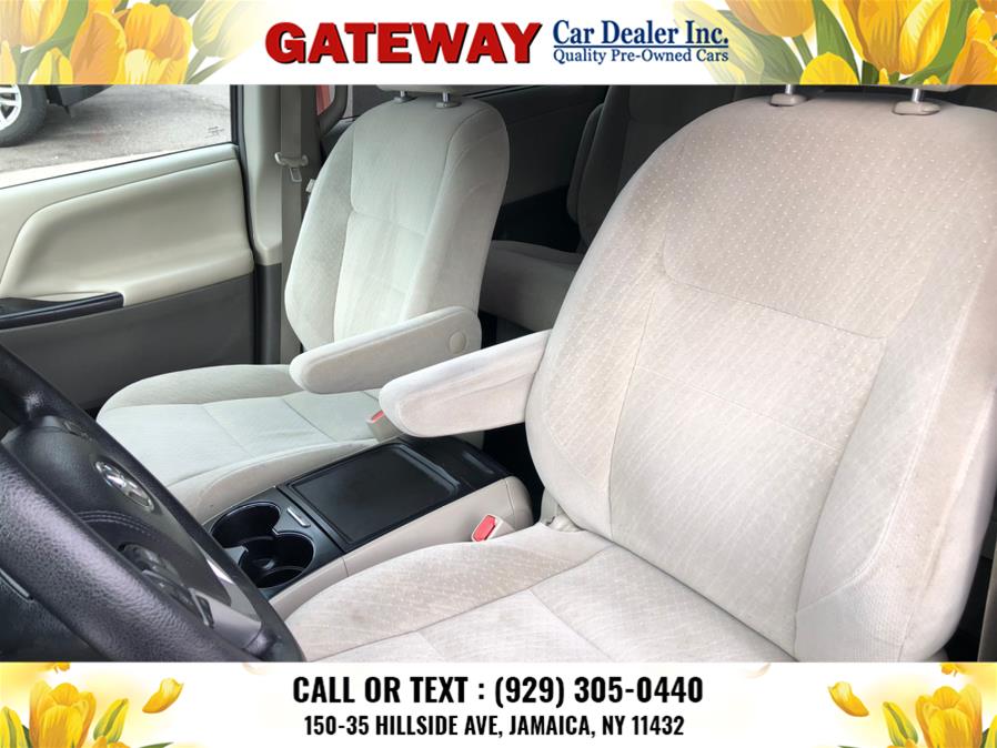 2016 Toyota Sienna 5dr 7-Pass Van LE AWD (Natl) photo