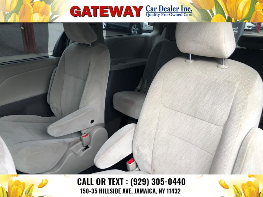2016 Toyota Sienna 5dr 7-Pass Van LE AWD (Natl) photo